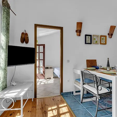 Апартаменти Authentic Hideaway By Riva With Free Parking