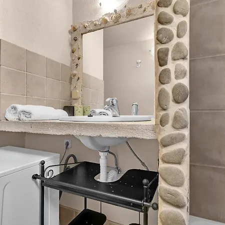 Authentic Hideaway By Riva With Free Parking Apartman